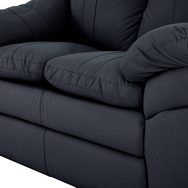 Juego de sala Marsella en cuero color café latte con sofá, love seat y sillón, con detalles en cuero y medidas específicas.