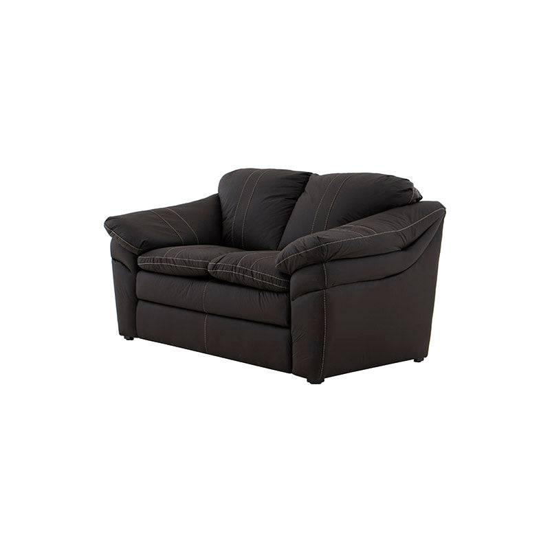Juego de sala Marsella de cuero en tonos café latte con sofá, love seat y sillón, moderno y elegante en ambiente interior.