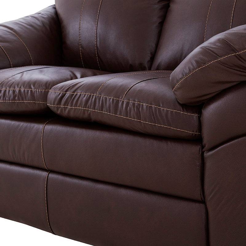 Juego de sala Marsella de cuero en color café latte con sofá, loveseat y sillón, con detalles en cuero y tamaño compacto.