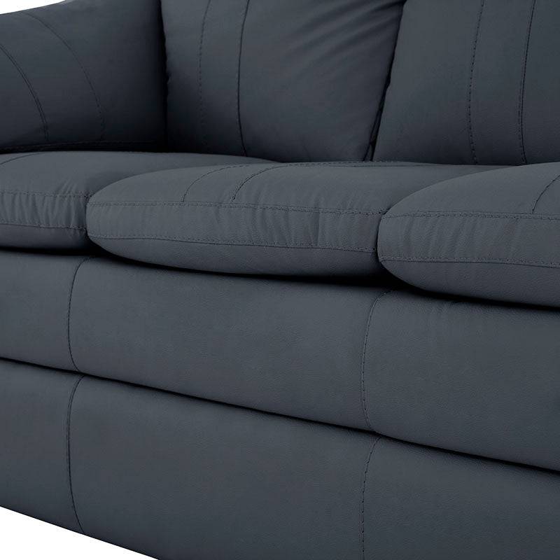 Juego de sala Marsella de cuero en color café latte, incluye sillón, love seat y sofá con detalles de cuero tacto suave.