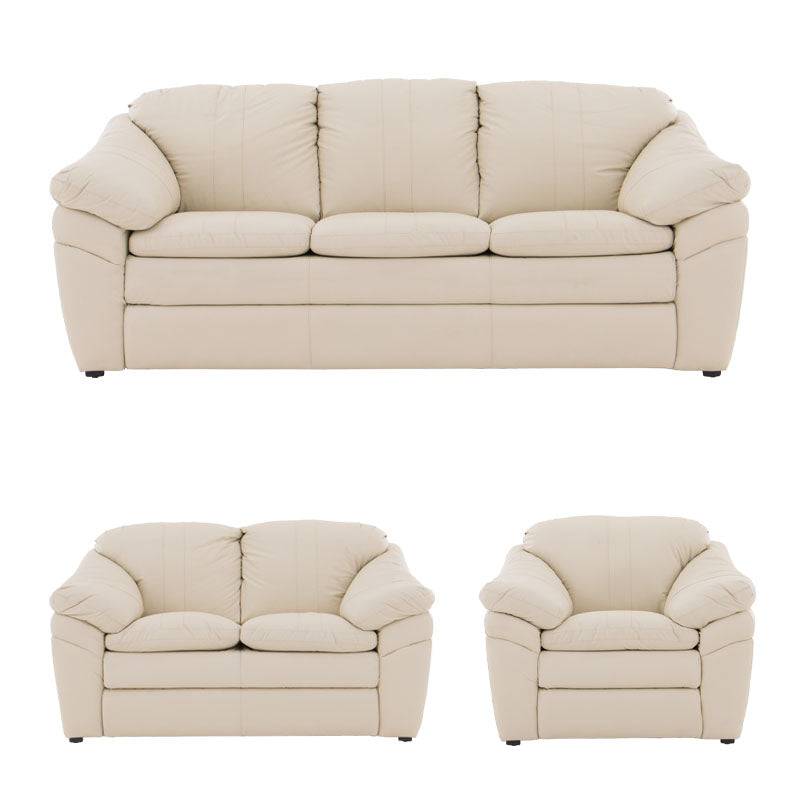 Juego de sala Marsella en cuero en tonos café latte, incluye sofá, love seat y sillón con respaldo y asientos cómodos.