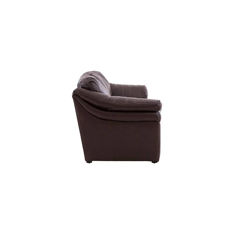 Juego de sala Marsella de cuero en tono café latte con sofá, loveseat y sillón, frente a la pared, con detalles en cuero y madera.