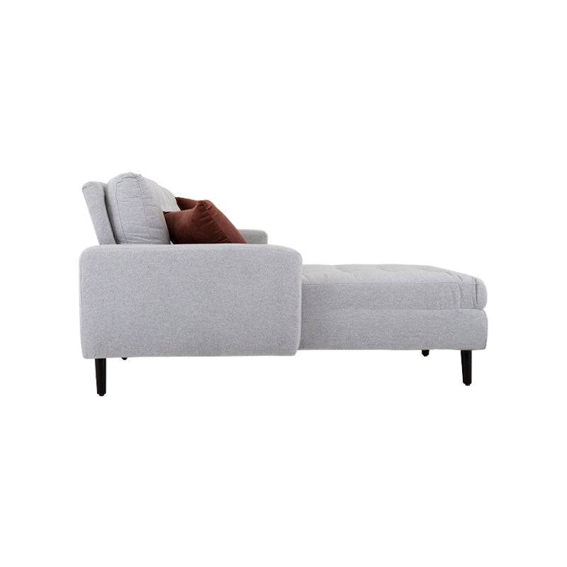 Juego de sala Eugenia con chaise de Deurope, sofá gris con chaise longue y cojines, en ambiente moderno y cómodo.