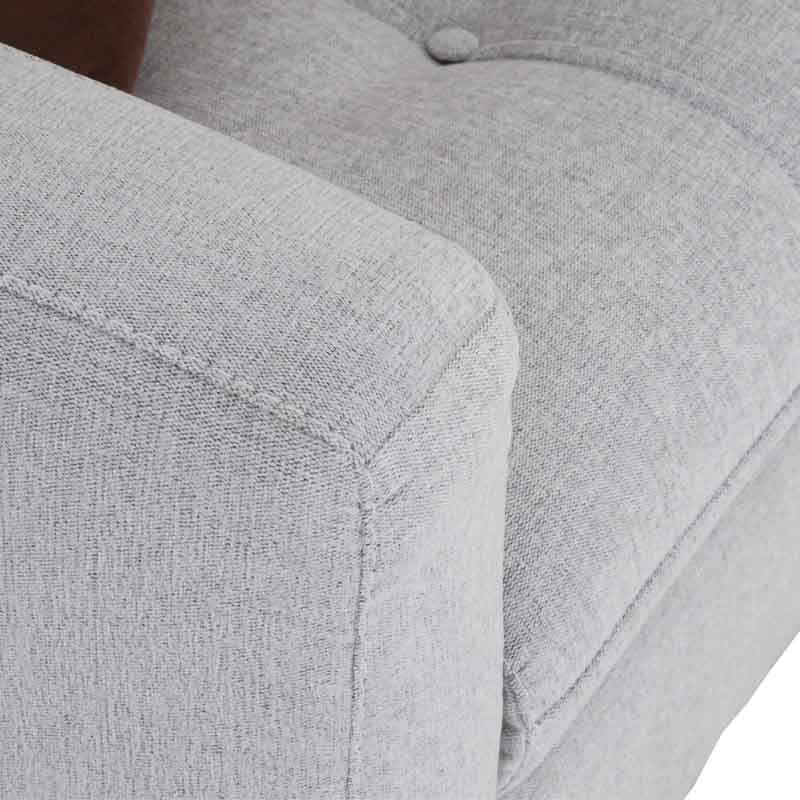 Juego de sala Eugenia con chaise de Deurope, sofá de dos piezas en color gris con cojines y estructura moderna.