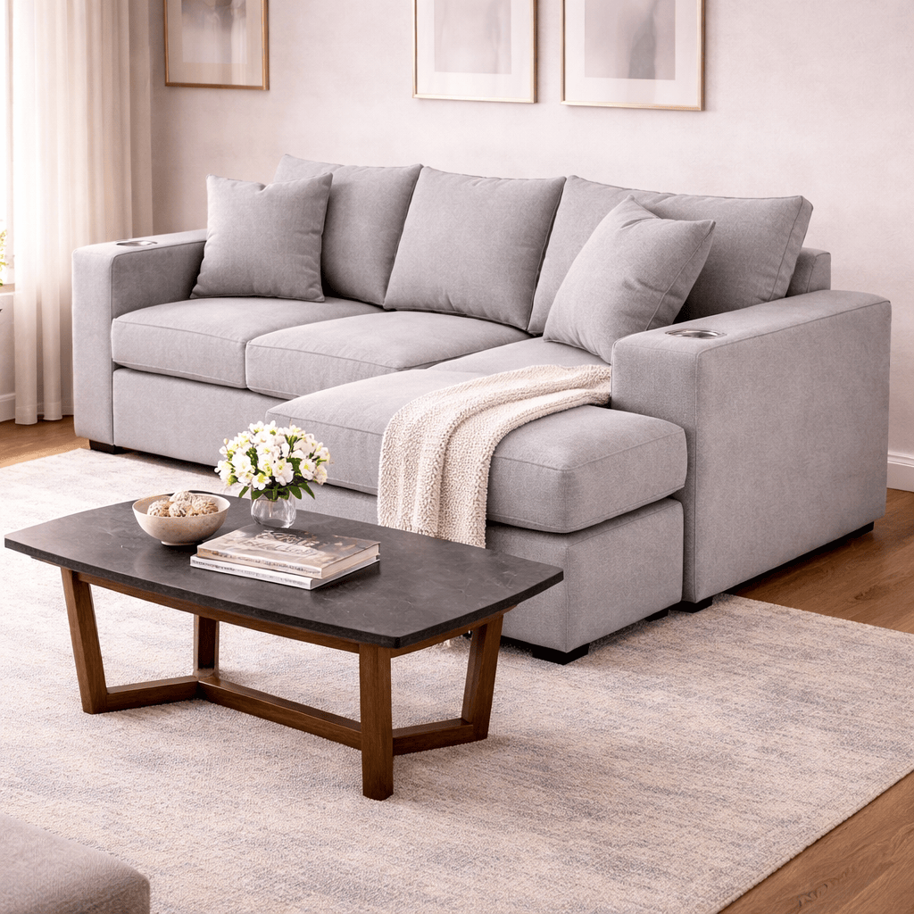 Sala Selena gris claro de Deurope, conjunto de sofá con cojines en tela suave y estructura moderna para sala de estar.