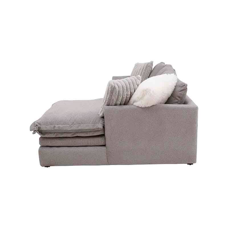 Sala con chaise Alejandría de Deurope en tela gris claro, vista frontal, dimensiones de 248 cm de largo y 90 cm de alto.