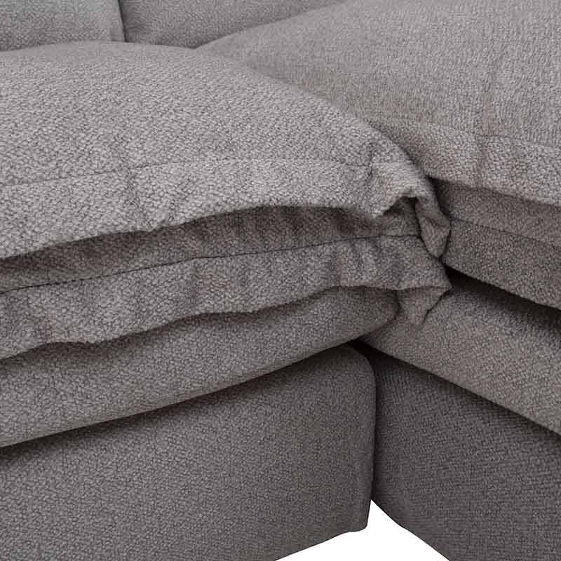 Sala con chaise Alejandría deupe, sofá gris claro en tapiz de tela, diseño moderno con estructura elegante y cómodos asientos.