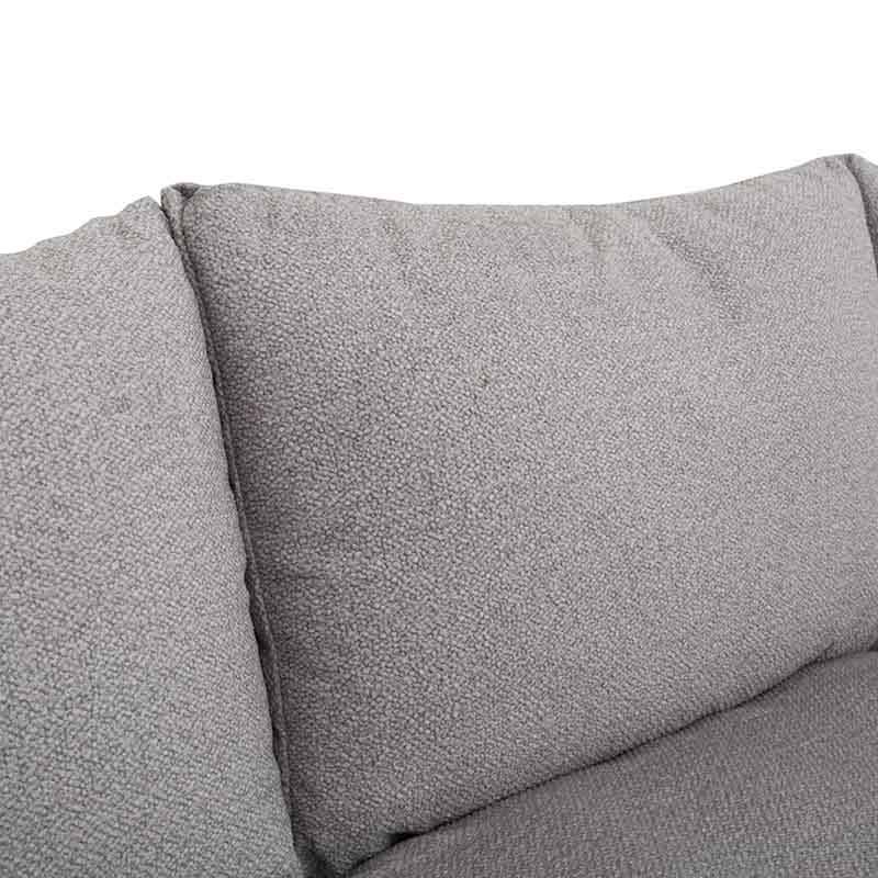Sala de esquina Alejandría de Deurope con chaise derecha, tapiz gris claro y diseño moderno en una sala cómoda.
