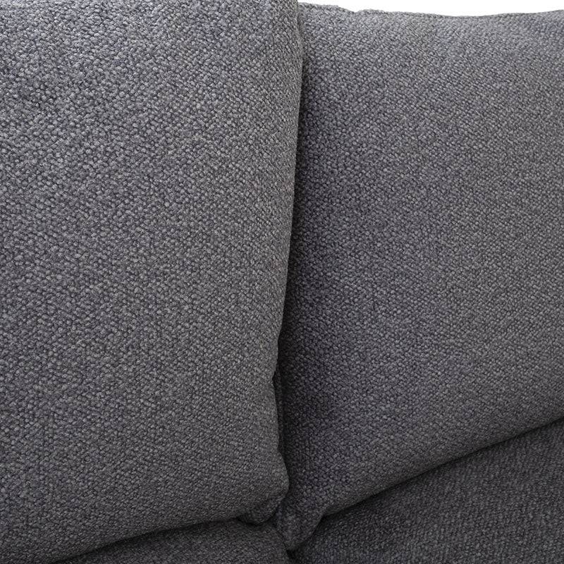 Sala Alejandría con chaise derecha en gris claro, tapizado de tela, moderna y elegante, con dimensiones de 248 cm de ancho.