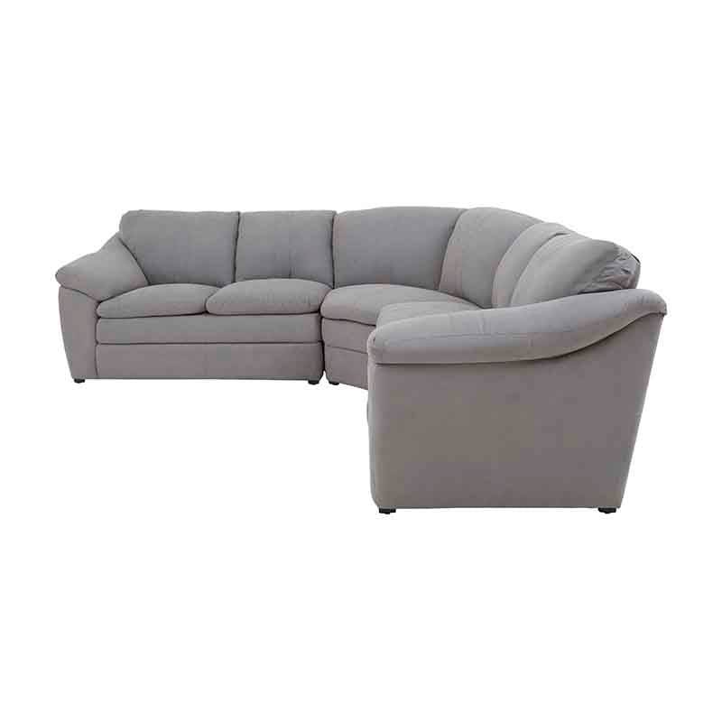 Sala Amara de color gris claro con tapiz de tela, muebles de sala de estilo moderno y cómodo.