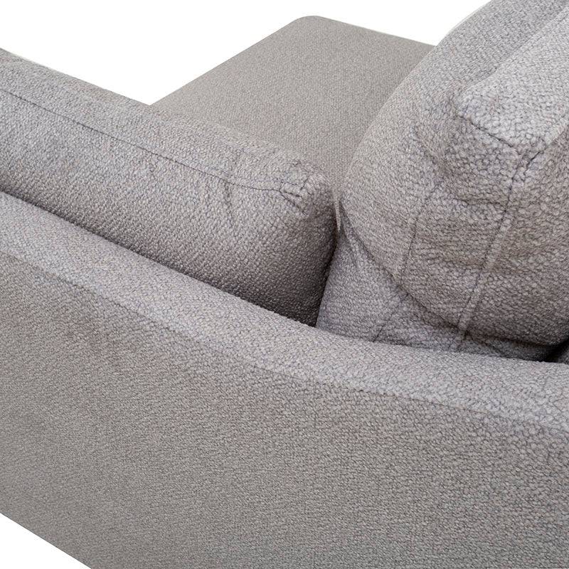 Juego de sala Francesca de 6 piezas en tapiz gris oscuro, sofá y sillones con estructura de madera, detalles en tela plana.