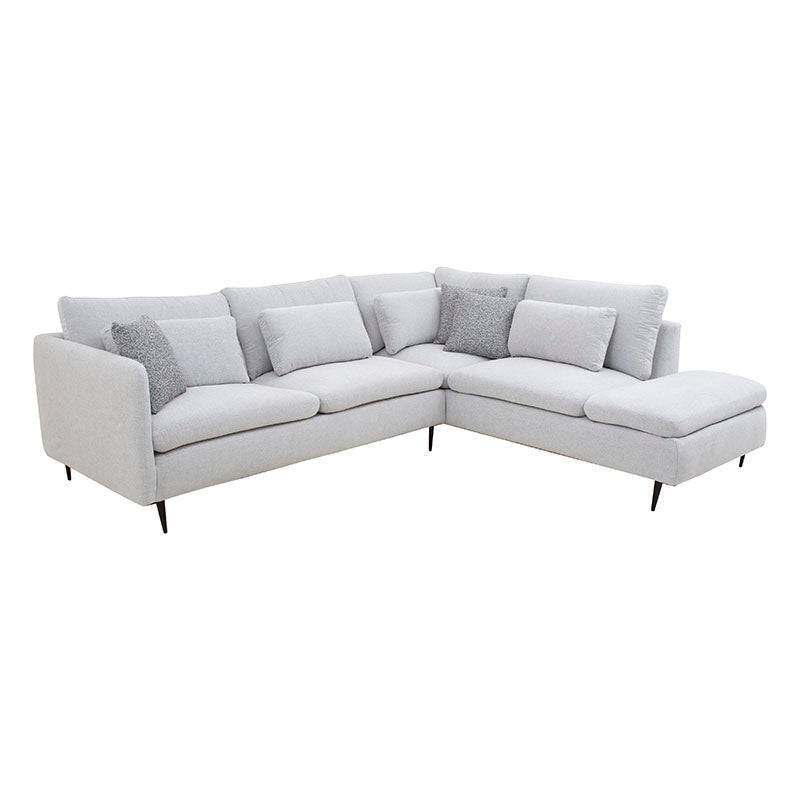 Sala Jess con chaise de tapiz en tela marfil, sofá de esquina moderna con estructura de madera y cojines cómodos.