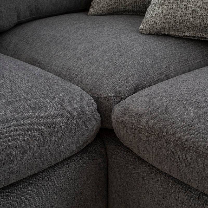 Sala Jess con chaise de tapiz marfil, sofá grande con chaise longue, estructura en tela tejida plana, dimensiones amplias.