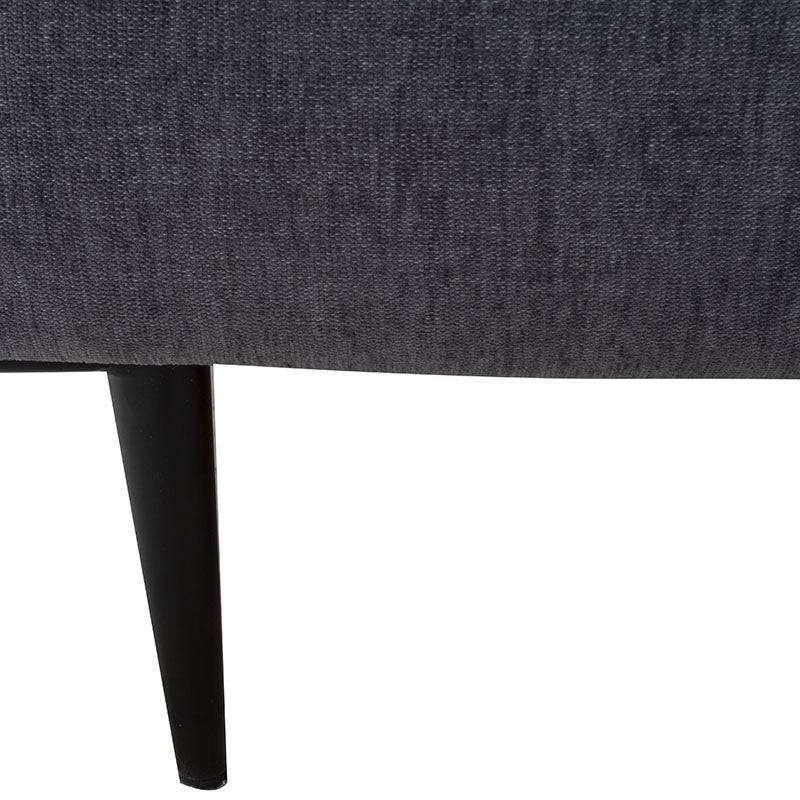 Sala Jess con chaise de tapiz marfil y estructura de madera, con cojines acolchados y diseño moderno.