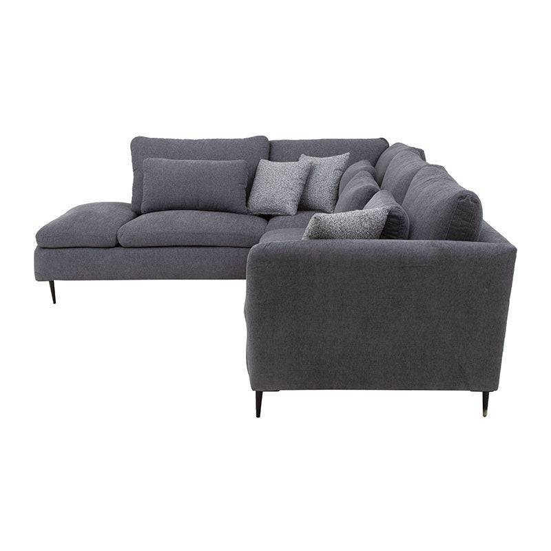 Sala Jess con chaise de color marfil y tapiz de tela, en forma de sofá con chaise longue, en ambiente moderno.