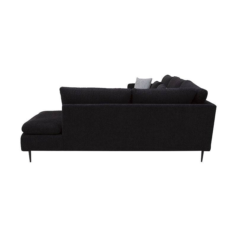 Sala Jess con chaise, sofá de tela en color marfil, estructura de madera y cojines acolchados, tamaño amplio para sala moderna.