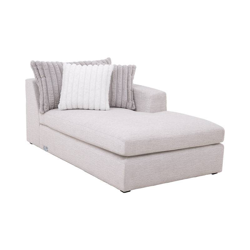 Sala San Miguel con chaise de tejido plano y textura afelpada, en color marfil, de aproximadamente 182 cm de largo.