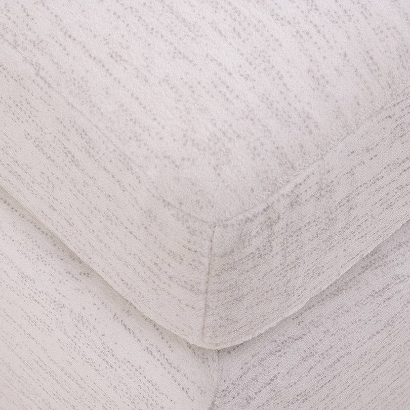 Sala con chaise San Miguel de Deurope, sofá beige con tela afelpada, estructura elegante y asiento amplio, vista frontal.