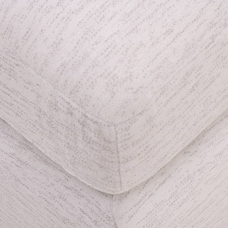 Sala con chaise San Miguel deurope.com.mx en tela marfil con textura afelpada, vista frontal, 100 cm de alto y 182 cm de fondo.