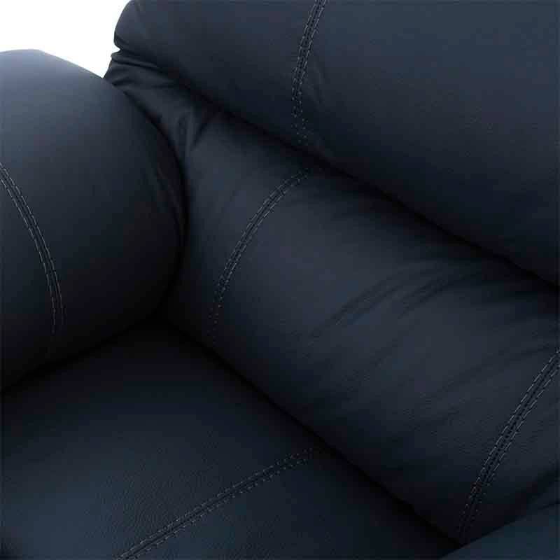 Sillón individual de la sala Enzo III en piel azul cobalto, con diseño moderno y detalles en leather touch, frente de 105 cm.