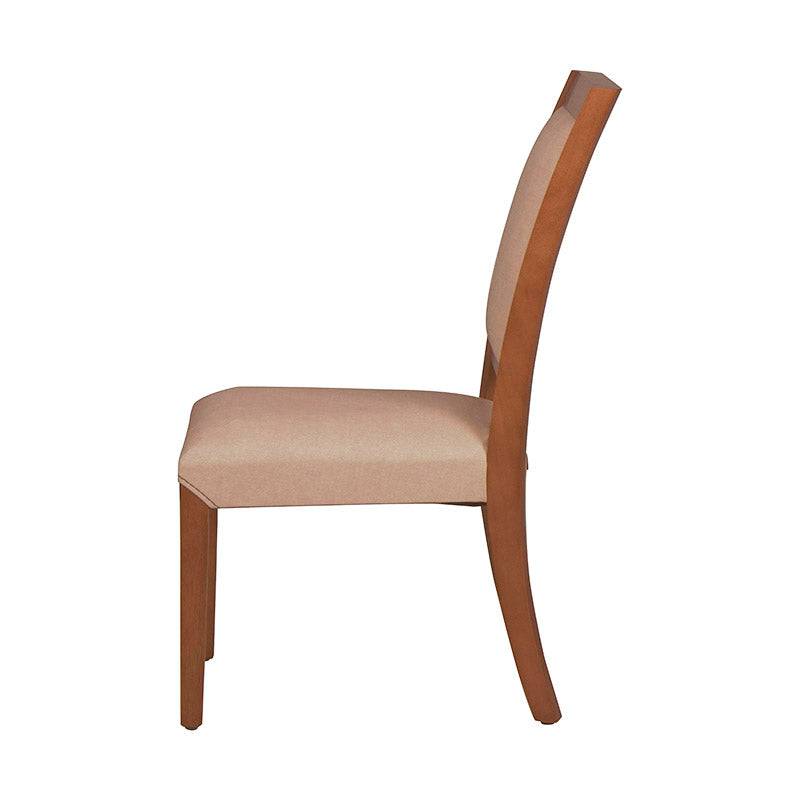 Juego de comedor Siena de 9 piezas con sillas de madera color café almendra y tapizado de cuero en un ambiente elegante.