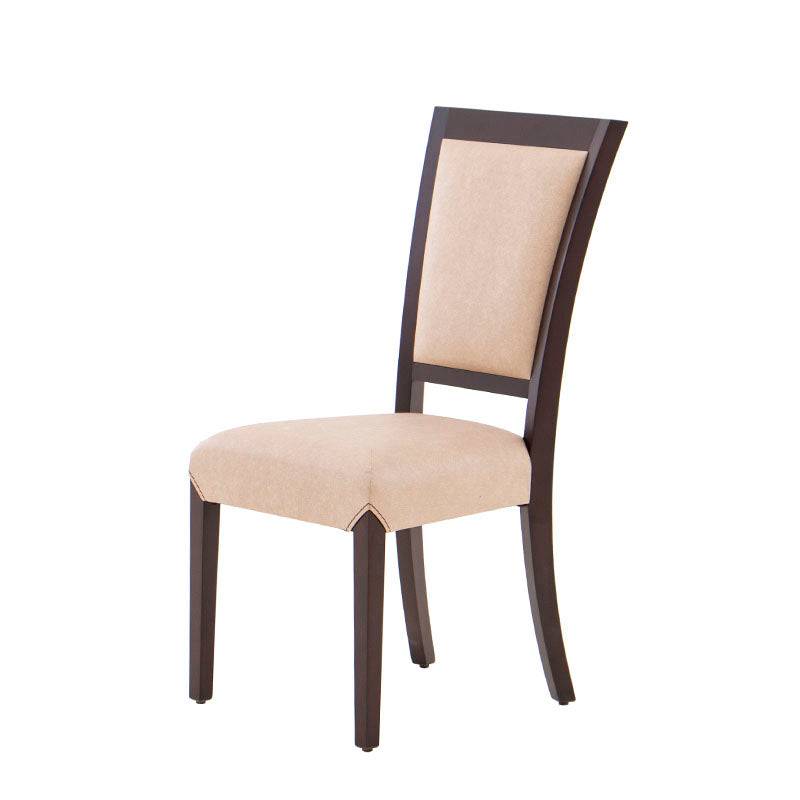 Sillas de comedor Siena en color café almendra con estructura de madera de banak, encino y okumé, tapizadas en leather touch.
