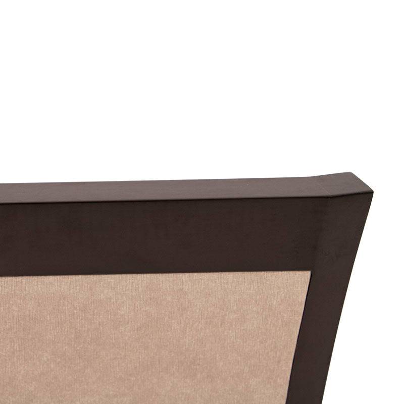 Juego de comedor Siena con sillas de madera en color café almendra y tapizado de cuero en estilo moderno.