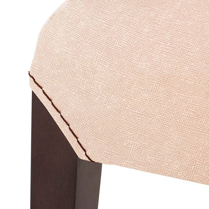 Juego de comedor Siena con sillas de madera en color marrón almendra y tapizado de leather touch, vista frontal.