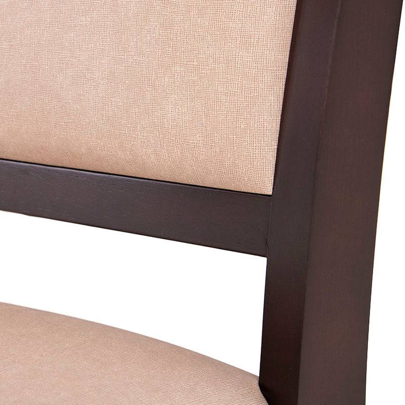 Juego de comedor Siena con sillas de madera en tono café almendra y tapizado en leather touch, de deurope.com.mx.