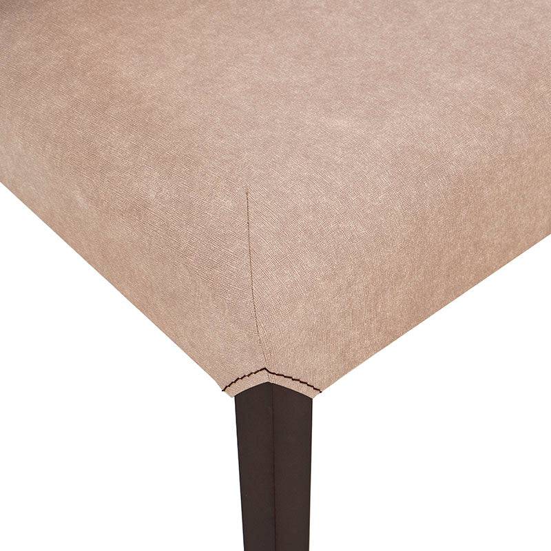 Juego de comedor Siena de 9 piezas con sillas en color café almendra, madera de banak y tapizado de cuero.