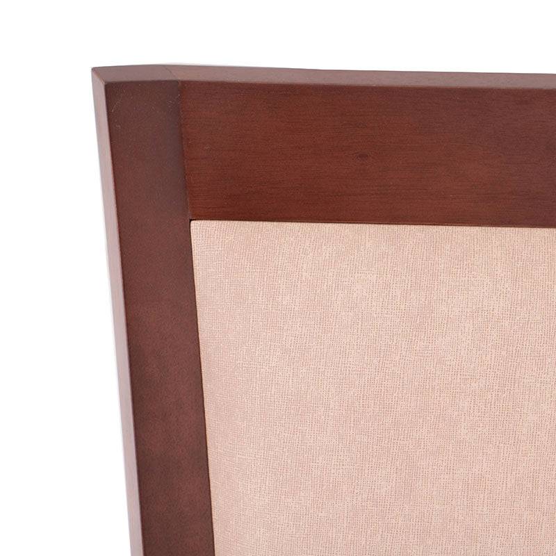 Juego de comedor Siena de 9 piezas con sillas de madera en tono café almendra y tapizado de cuero sintético.