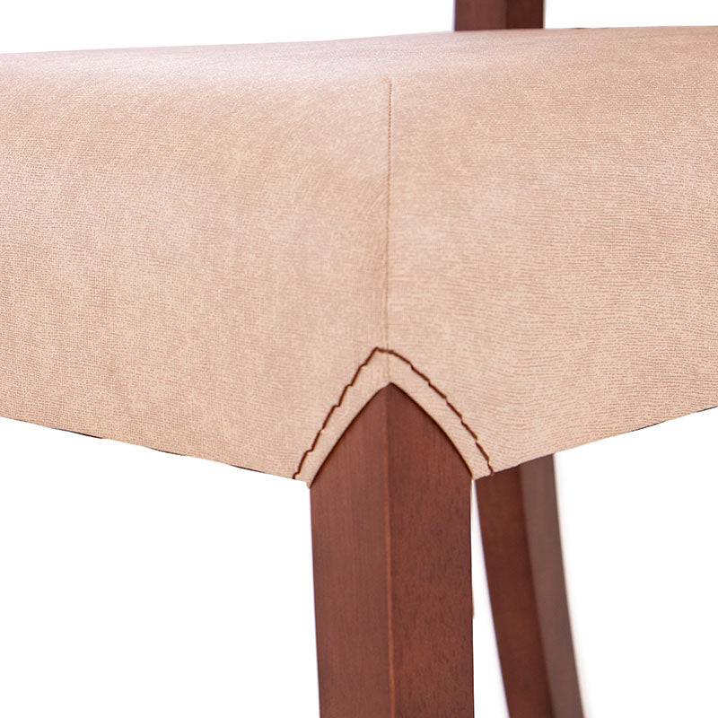 Juego de comedor Siena de 9 piezas con sillas de madera en color café almendra y tapizado de cuero en un ambiente elegante.