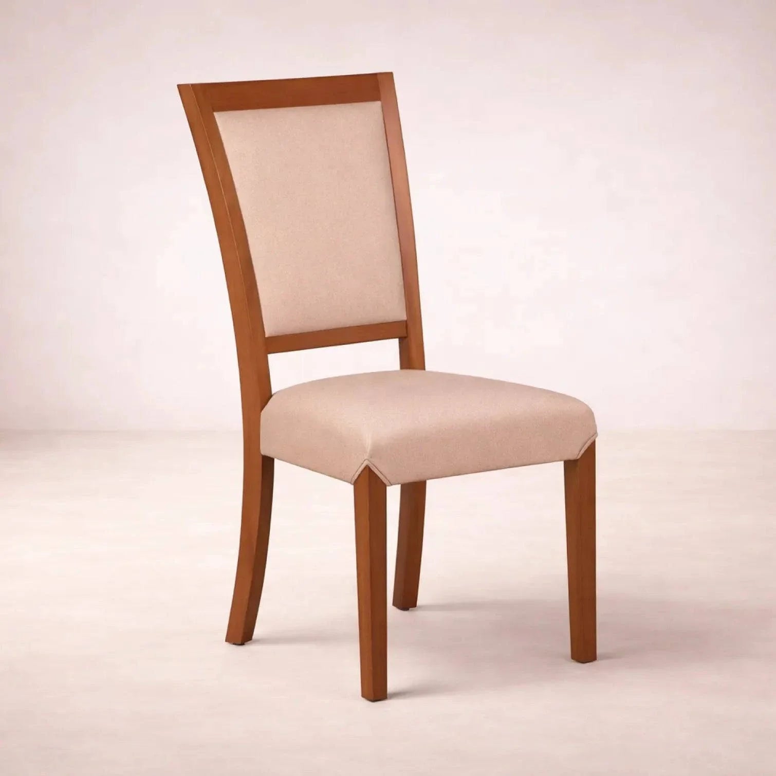 Juego de comedor Siena de 9 piezas con sillas de madera en color café almendra y tapizado de cuero en estilo elegante.