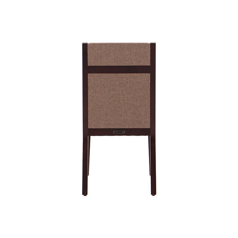 Sillas de comedor de madera en color nogal con tapizado de tela, parte del juego de comedor Quetzal de deurope.com.mx.