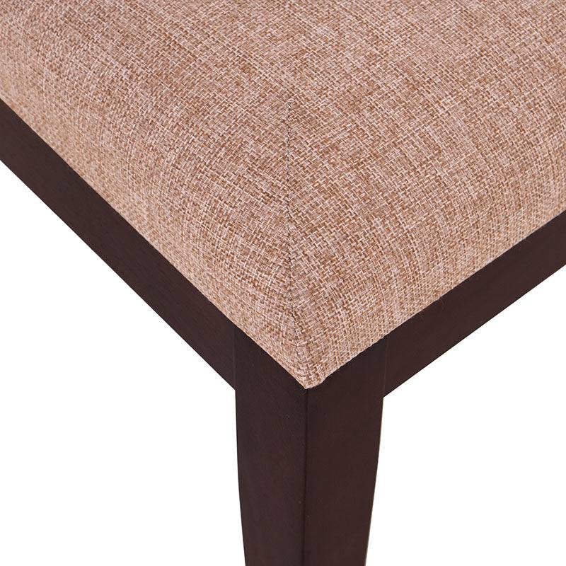 Sillas de comedor de nogal tapizadas en tela, con estructura de madera, parte del juego de comedor Quetzal de deurope.com.mx