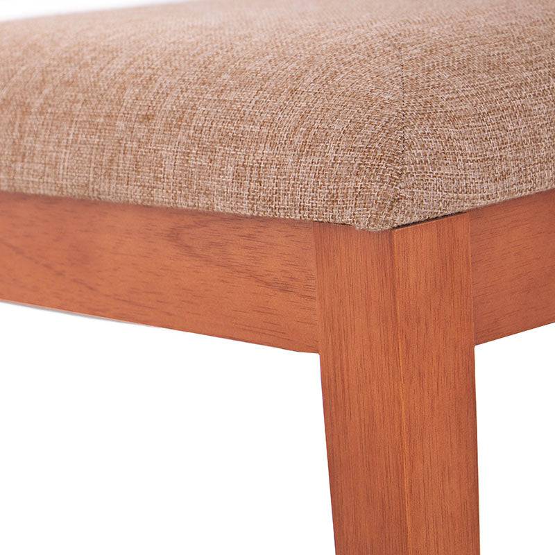 Sillas de comedor de nogal con estructura de madera y tapizado en tela, parte del juego de comedor Quetzal deurope.com.mx.