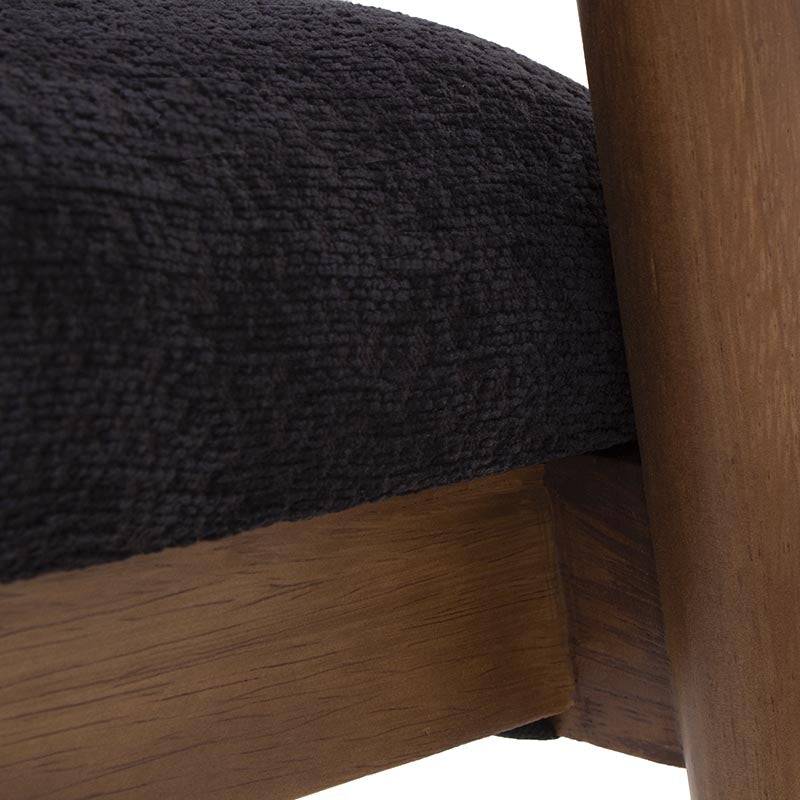 Juego de comedor Quetzal de 8 piezas con sillas tapizadas en tela de poliéster en color café con estructura de madera negra.