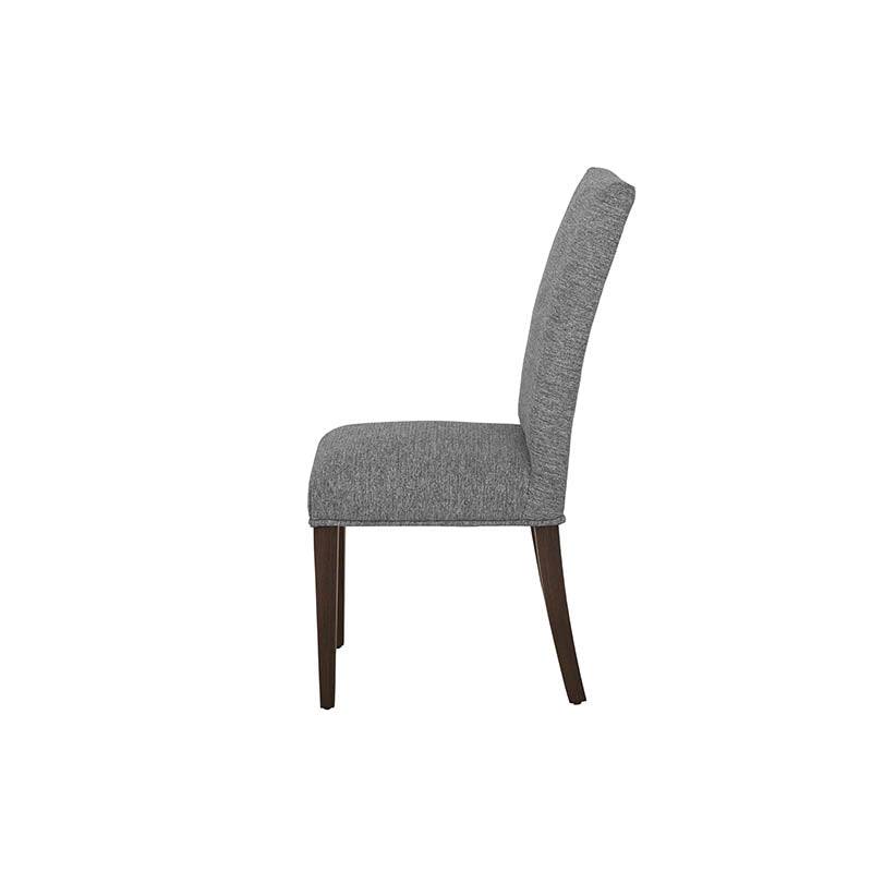 Sillas del juego de comedor Quetzal de 9 piezas, con diseño moderno y estructura en madera, en color natural.