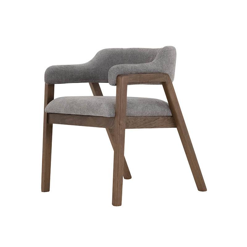 Juego de comedor con buffet Balam de deurope.com.mx, incluye sillas gris oscuro y mesa de madera elegante.