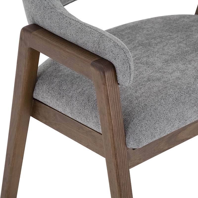 Juego de comedor con buffet Balam de seis piezas, incluye sillas gris oscuro y mesa en estilo moderno.