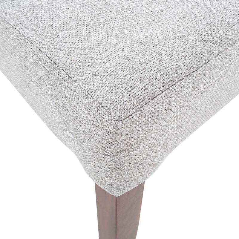 Silla de comedor Jenna en color nogal y gris con tela tipo lino, vista frontal, altura de 103 cm y dimensiones de 49 cm.