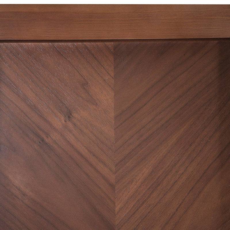 Sillas Orleans del Juego de Comedor Quetzal deurope.com.mx, tapizado en cuero, con estructura de madera nogal en color marfil.