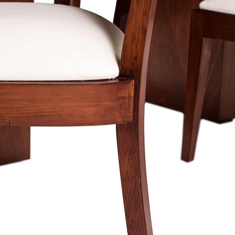 Juego de comedor Quetzal de 9 piezas con sillas tapizadas en tela y estructura de madera en color tabaco, con detalles en caoba.