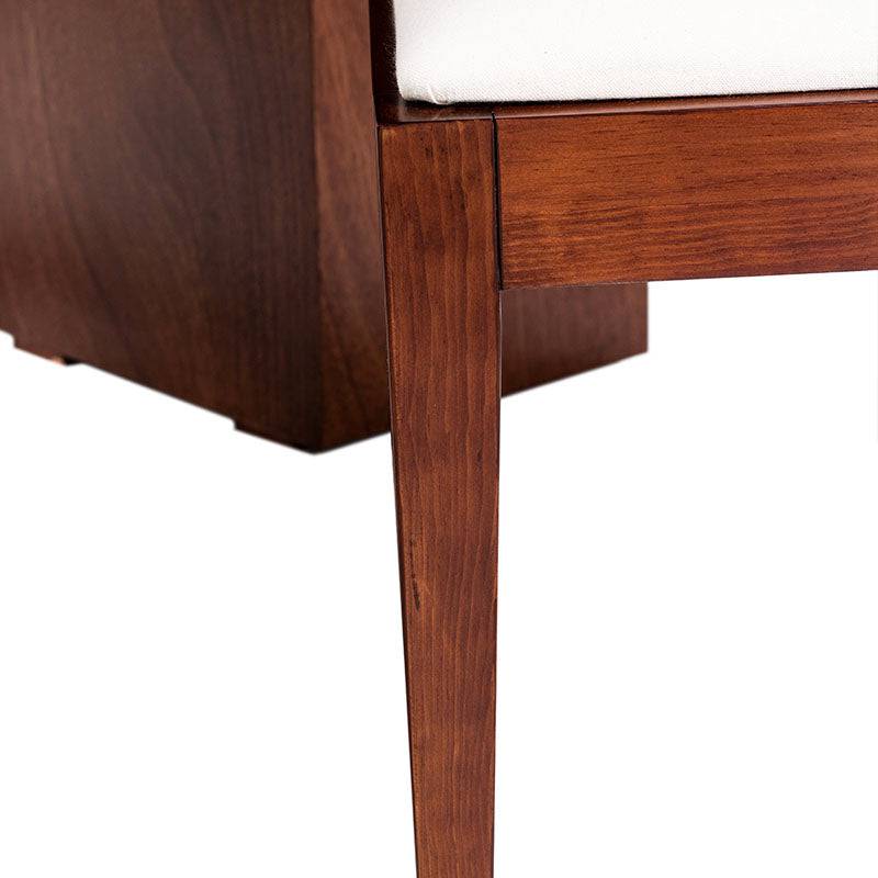 Sillas de comedor tapizadas en tela con estructura de madera en color tabaco, parte del juego de comedor Quetzal de deurope.com.mx