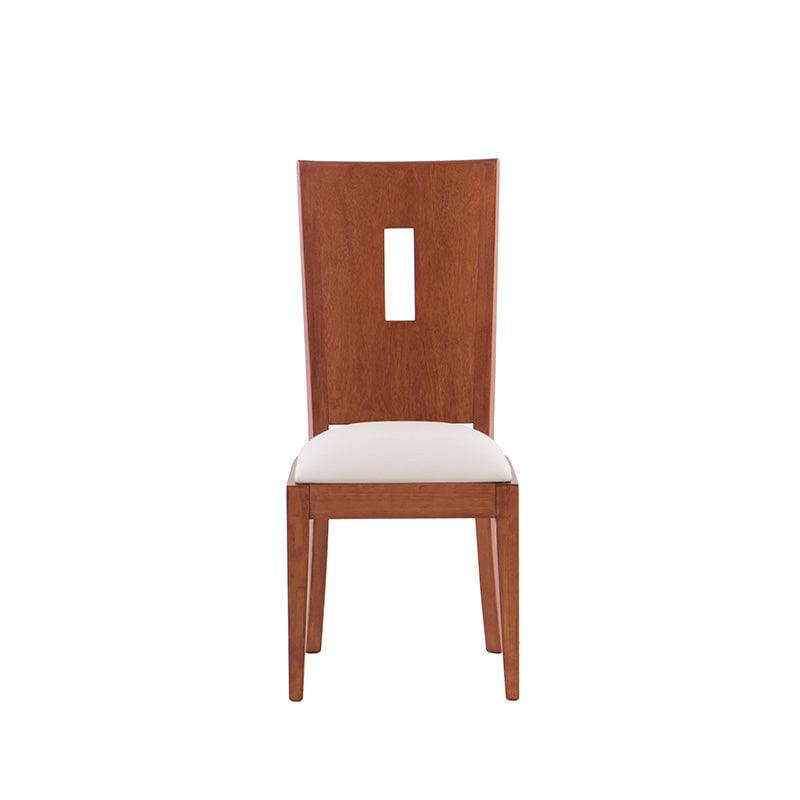 Sillas de comedor tapizadas en tela con estructura de madera en tono tabaco, parte del juego de comedor Quetzal de deurope.com.mx