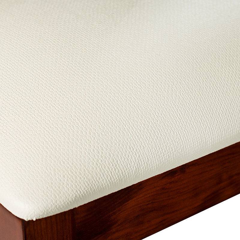 Sillas de comedor de madera enchapada en caoba con tapizado de Leather Touch, junto a mesa del Juego de Comedor Quetzal de 9 piezas.
