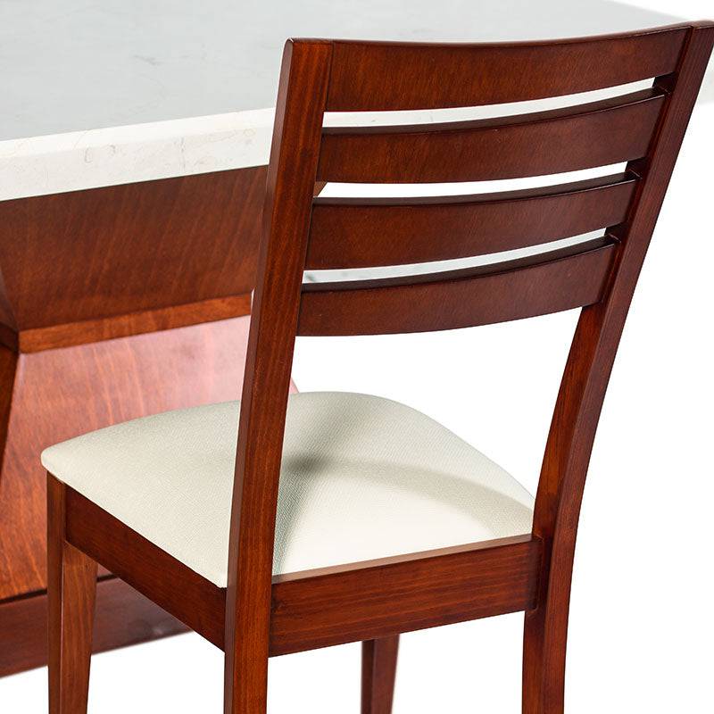 Sillas de comedor en madera de pino enchapada caoba con tapiz leather touch, parte del juego de comedor Quetzal de Deurope.