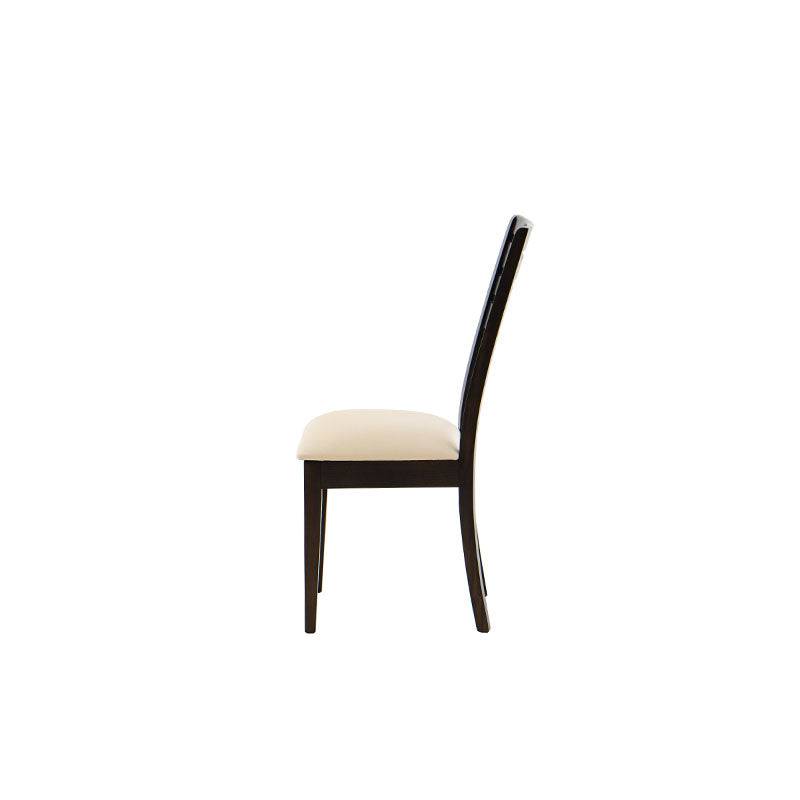 Sillas de comedor de madera de pino enchapada en caoba con tapizado en leather touch, parte del Juego de Comedor Quetzal de deurope.com.mx