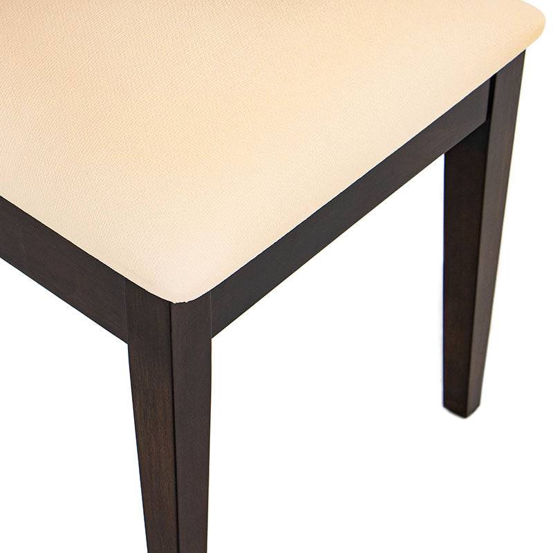 Sillas del juego de comedor Quetzal deurope.com.mx en madera de pino enchapada en caoba con tapiz Leather Touch, frente 43 cm, alto 103 cm.
