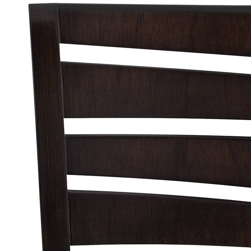 Juego de comedor Quetzal de nueve piezas con sillas en madera de pino enchapada en caoba y tapizado en leather touch.